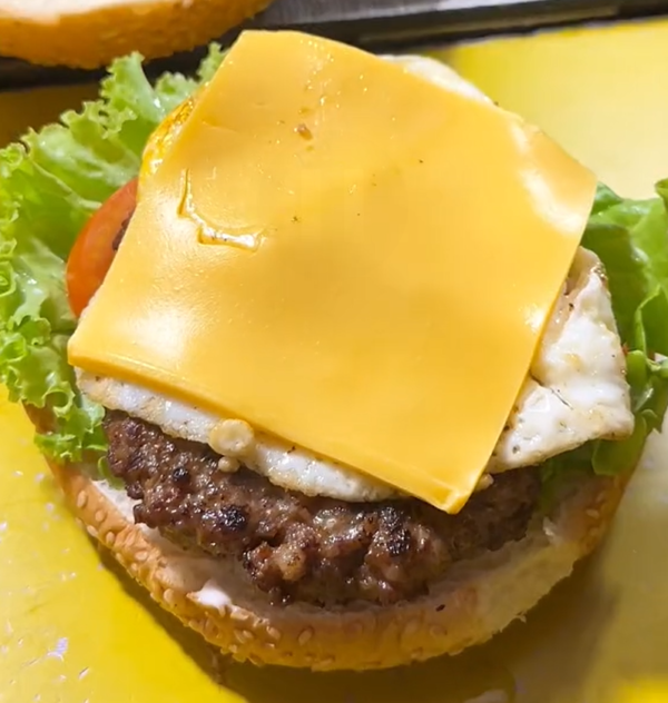 Khóa học làm burger phô mai để mở quán kinh doanh