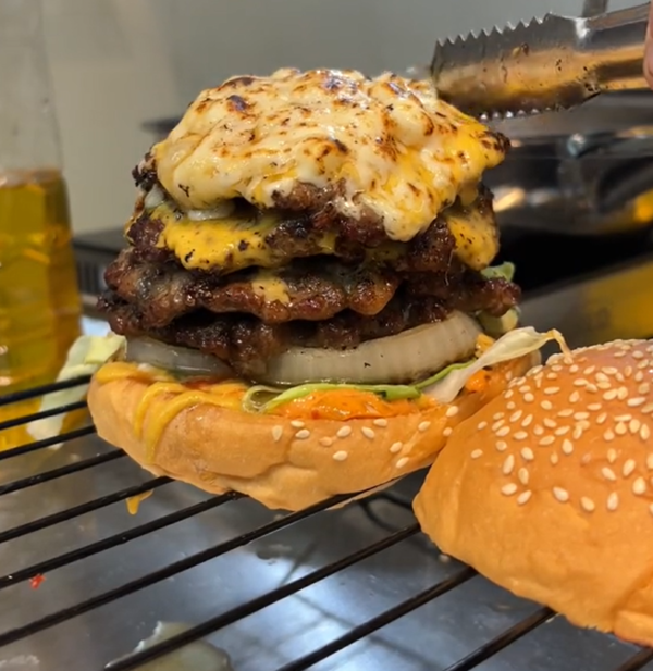 Khóa học làm burger phô mai để mở quán kinh doanh